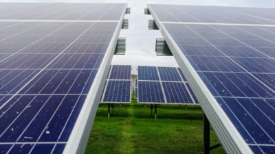 Deretan panel solar untuk proyek percontohan.