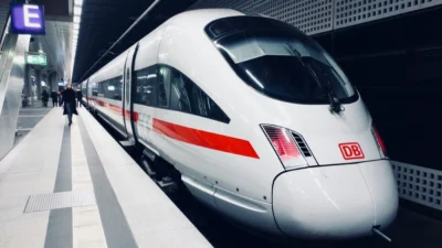 Kereta super cepat Bima 1 siap menyambut kedatangan penumpang.