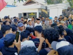 Peringati Hari Buruh, Mahasiswa Demo di Kediaman Gubernur Malut