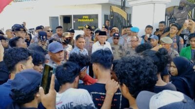 Peringati Hari Buruh, Mahasiswa Demo di Kediaman Gubernur Malut 