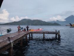 Keseruan Anak-Anak Mandi di Pesisir Pantai Ternate pada Libur Waisak