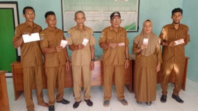 Pemdes Sekely Salurkan Gaji Perangkat Desa dan BPD