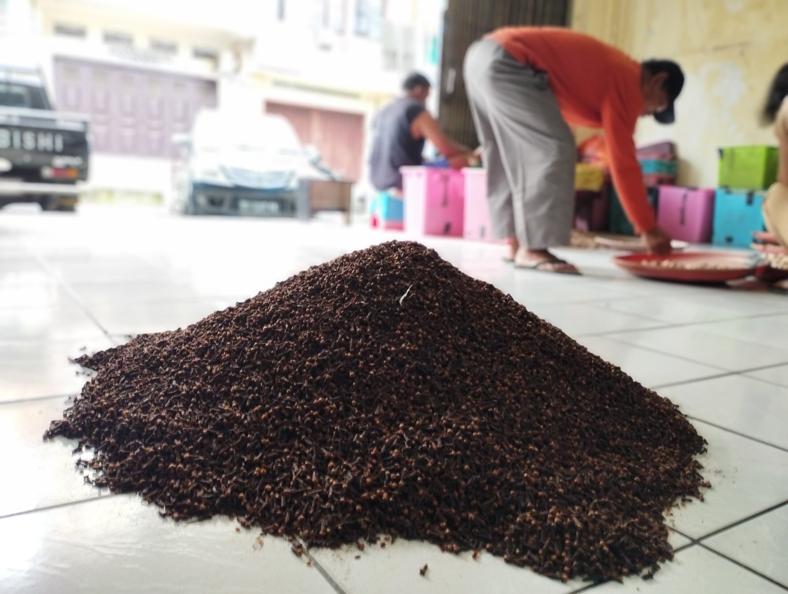 Hasil perkebunan cengkih warga yang di jual di toko pengepul di Kota Ternate / Dok : LM