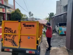 BBM Tertahan, Warga Kayu Merah Ternate Bergulat dengan Sampah