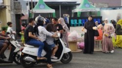 Ramadan Berkah, KKSS Ternate Bagi Ratusan Takjil ke Warga