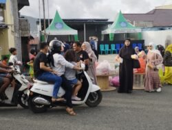 Ramadan Berkah, KKSS Ternate Bagi Ratusan Takjil ke Warga